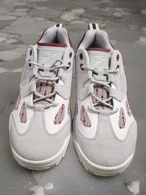 NWOB SHAQ Men’s Raq Low Basketball Sneakers – Grey / Maroon – Size 11